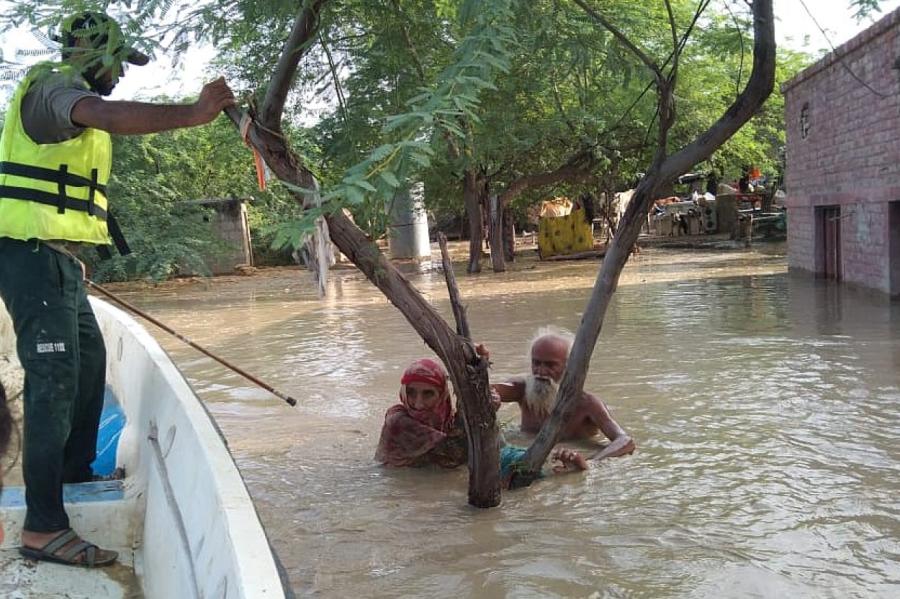 Pakistānā plūdos bojāgājušo skaits 1500, no tiem 550 bērni