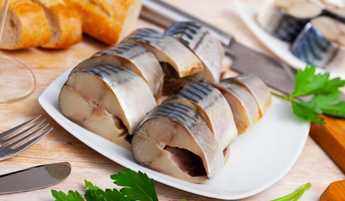 Kā garšīgi sālīt skumbriju: gatavojam dažu stundu laikā