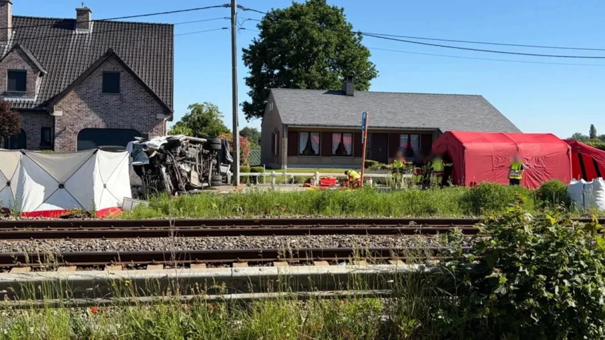 Beļģijā vilciena un skolas mikroautobusa sadursmē vairāki bojāgājušie