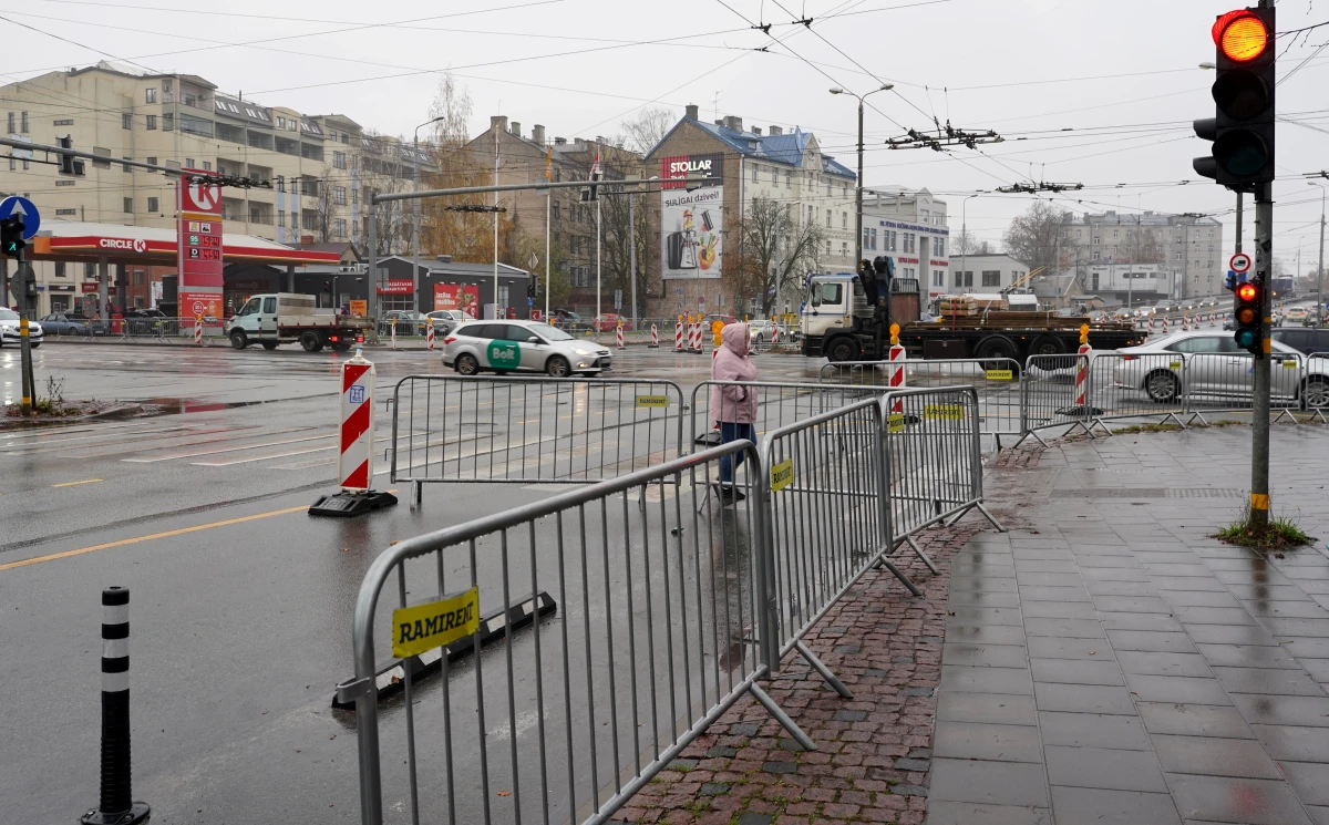 Vasaras būvdarbu sezonā Rīgā turpinās ietvju infrastruktūras sakārtošana