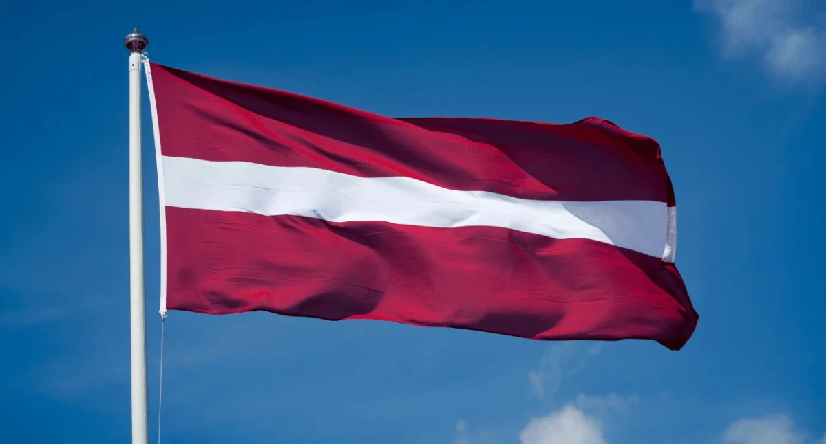 Lūdz saukt pie atbildības vīrieti par Latvijas karoga zaimošanu Ilūkstē