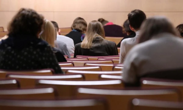 Līdzšinējā pieeja eksāmenu organizēšanai vairs neatbilst pašreizējai drošības situācijai, atzīst IZM pārstāvji