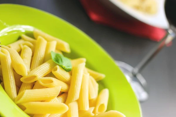 6 produkti, ko nekādā gadījumā nevajadzētu tajā karsēt