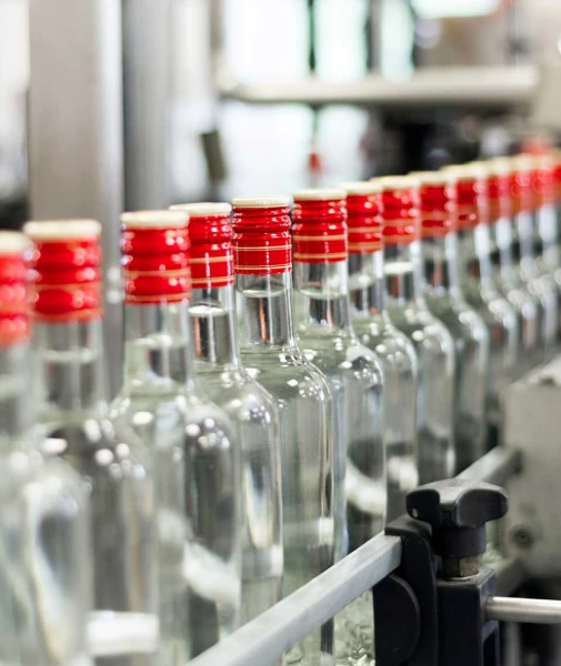Patēriņam Latvijā nodoto alkoholisko dzērienu apmērs pirmajā ceturksnī samazinājies par 4,8%