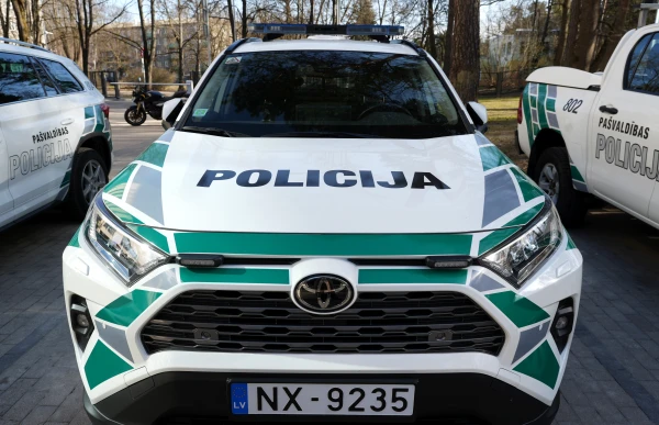 Policija no antisanitāriem apstākļiem Rīgas centrā izņem nepilngadīgu meiteni