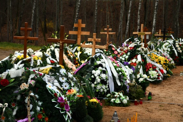 Lūdz saukt pie atbildības trīs jauniešus par dedzināšanu kapsētā Daugavpilī