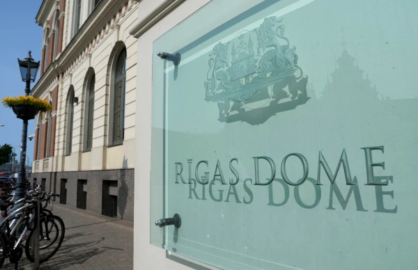 Ieeja Rīgas domē tikai ar caurlaidēm