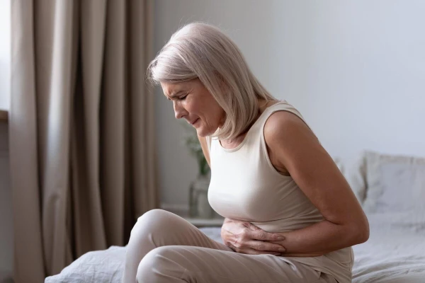 Ar vecumu gremošanas sistēma strādā citādi: gastroenterologi sniedz svarīgus padomus