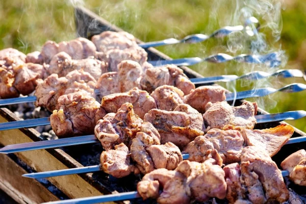 Ātrā marinādes recepte: šašliku var cept pēc pusstundas
