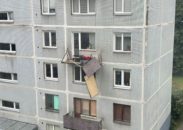 Staiceles ielā Rīgā nobrucis sestā stāva dzīvokļa balkons