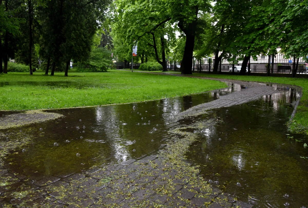 Naktī Vidzemē gaidāms stiprs lietus