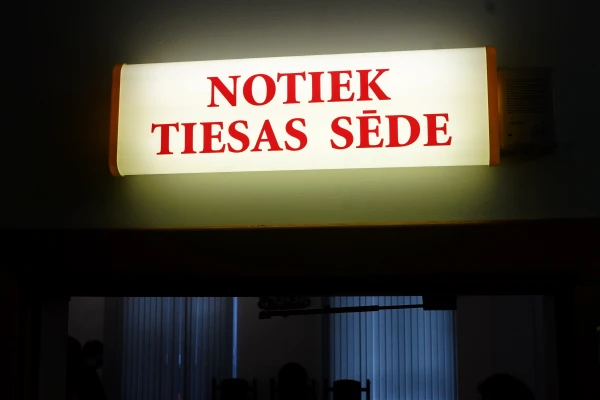 Tiesa augustā turpinās skatīt krimināllietu par mātes slepkavību narkotiku reibumā