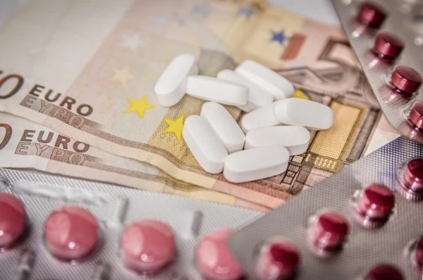 Mazāki izdevumi par zālēm: valsts segs farmaceita pakalpojuma maksu lētākajām recepšu zālēm