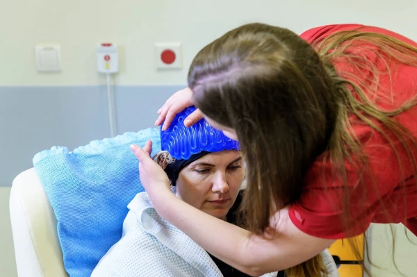PSKUS Onkoloģijas klīnikā pieejama galvas ādas atdzesēšanas sistēma matu izkrišanas mazināšanai