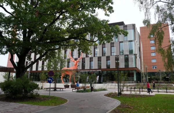 Bērnu slimnīcā ar inovatīvu pieeju bērniem mazina atkārtotu dūrienu skaitu