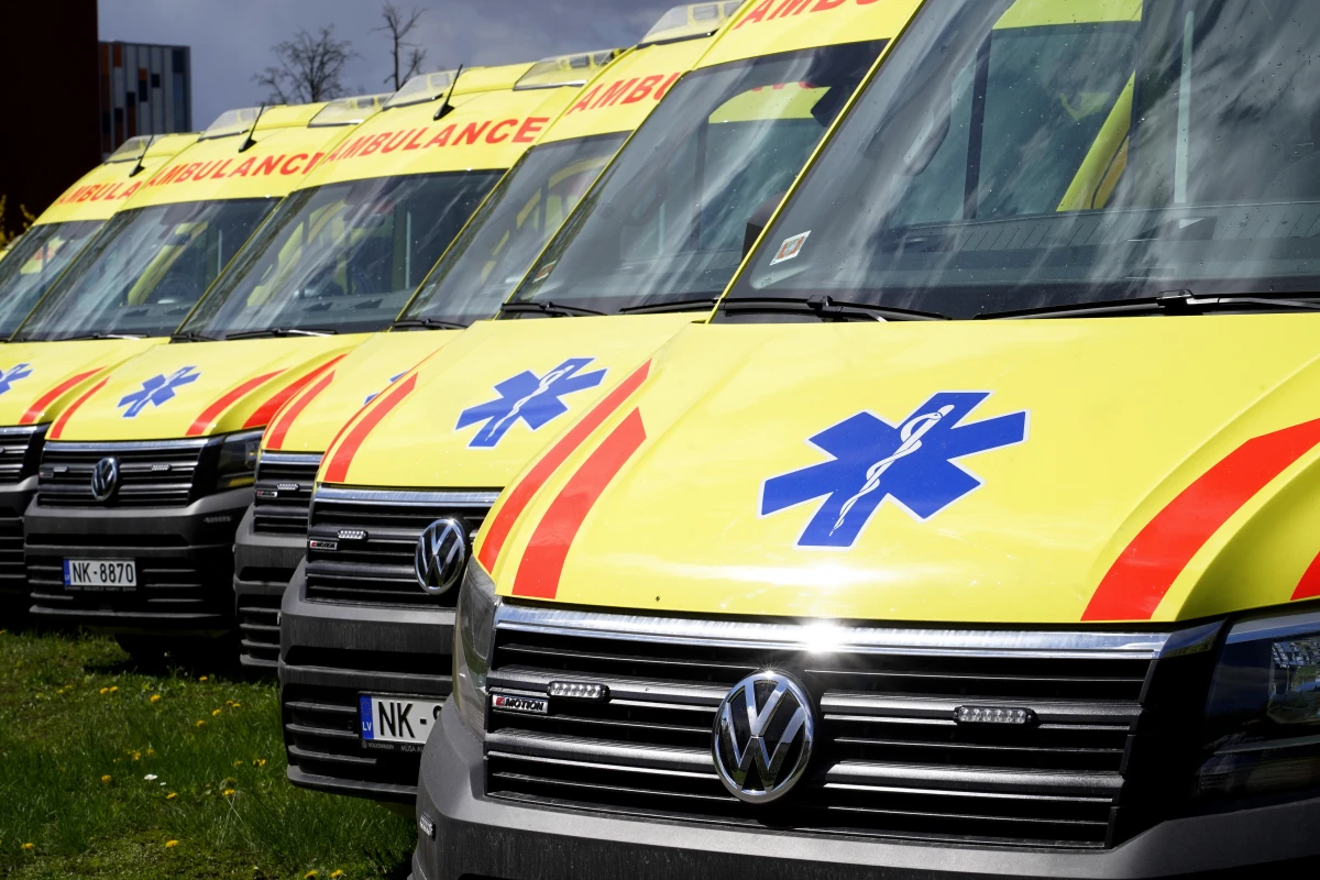 NMPD: Brigāžu rinda pie slimnīcas skaidri parāda nepietiekamu sistēmas gatavību krīzēm
