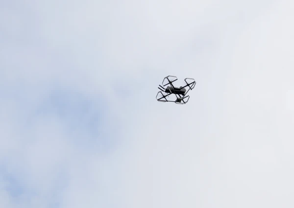 «Tagad esam notriekuši vienu dronu! Applausi!»