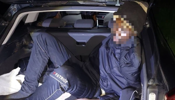 Latgalē par deviņu nelegālo migrantu pārvadāšanu aizturēti Polijas un Latvijas pilsoņi