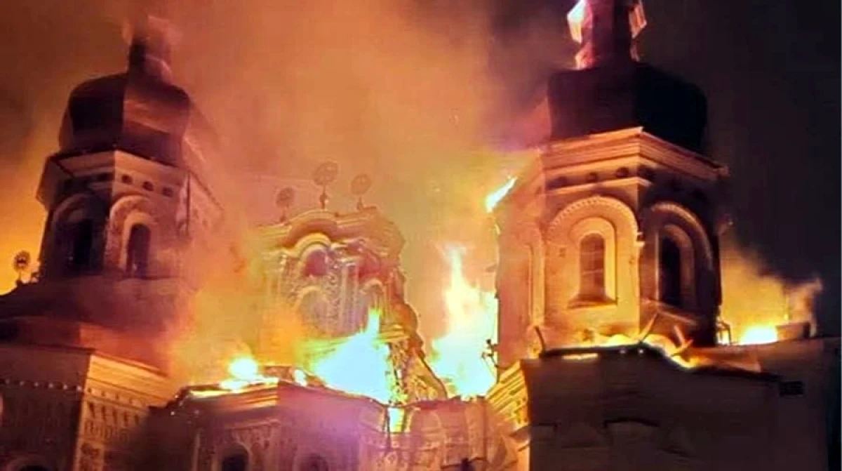 Krievu raķete izraisa ugunsgrēku Kijivas Pečeru klosterī; Kijivā un Harkivā desmit nogalinātie