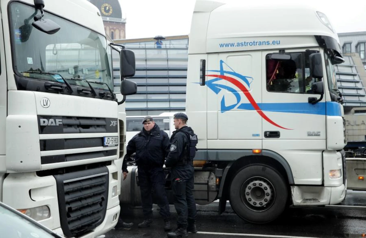 Kravas automašīnām ar pilnu masu virs 2,5 tonnām no jūlija jābūt aprīkotām ar viedajiem tahogrāfiem