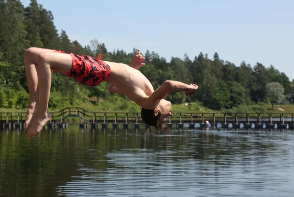Ārsts: Latvijā ik gadu 15 līdz 25 cilvēki pēc lēciena ūdenī uz galvas paliek paralizēti