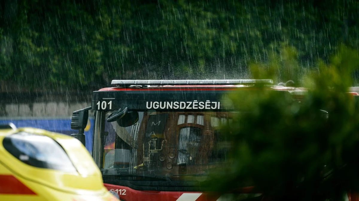 Ugunsdzēsēji no avarējušas automašīnas Ķekavā atbrīvo cilvēku