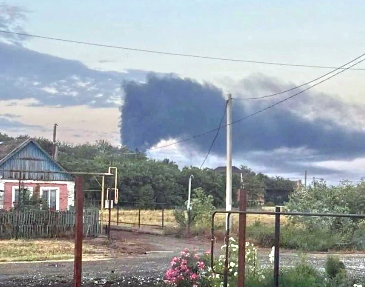 Krasnodaras novadā pēc Ukrainas dronu triecieniem aizdegusies naftas bāze