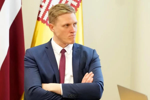 Ministrs grib izraidīt no valsts tos, kas spīdzināja gulbi