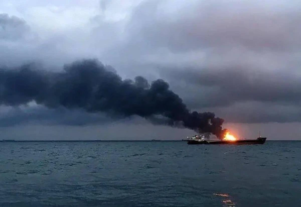 горящее судно в море