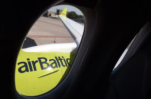 airBaltic turpinās lidot