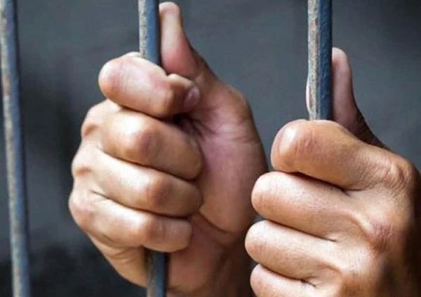 Pēc divām nedēļām lems par apcietinājuma pagarināšanu par divu cilvēku slepkavību Līgatnes pagastā apsūdzētajam