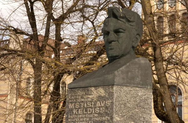 Rīgas pieminekļu aģentūra parakstījusi sadarbības memorandu ar divām gidu asociācijām