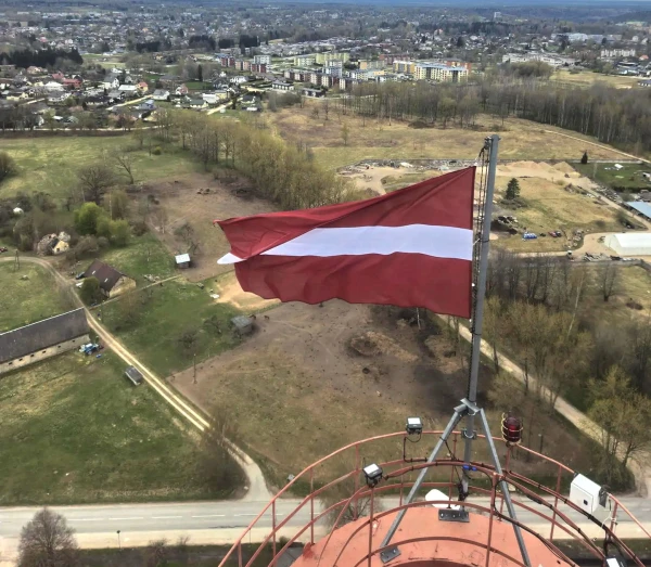 Valsts augstākajos sakaru torņos pacelti valsts karogi