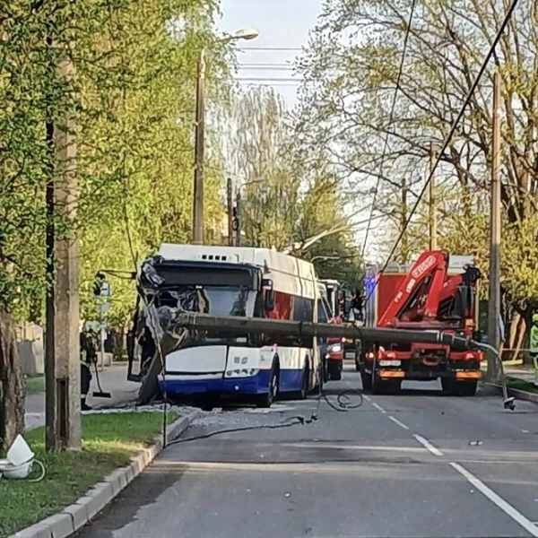 Prūšu ielā trolejbuss ietriecies stabā