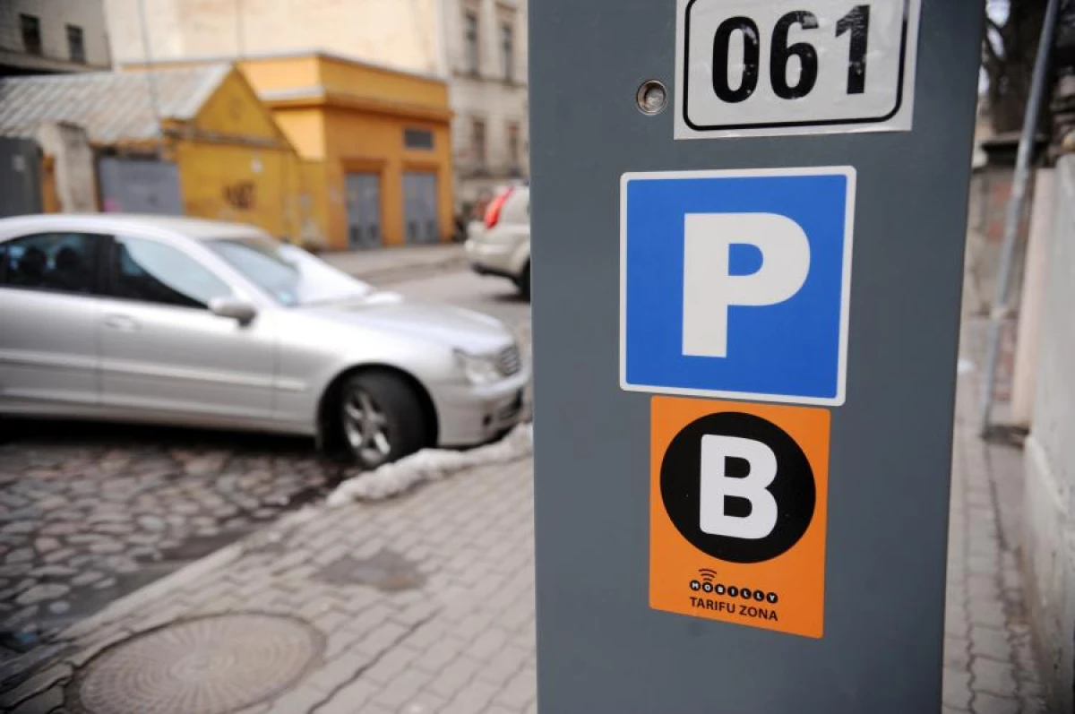 Autostāvvietas Rīgā kļūs dārgākas, bet īslaicīga auto novietošana varētu būt bez maksas