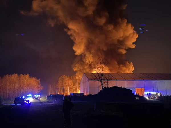 Būvgružu ugunsgrēks Rumbulā lokalizēts, bet dzēšana turpinās