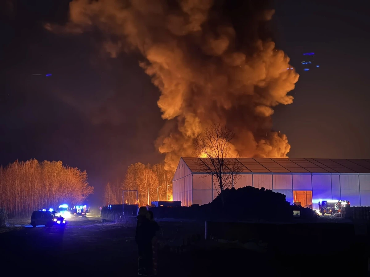 Būvgružu ugunsgrēks Rumbulā lokalizēts, bet dzēšana turpinās