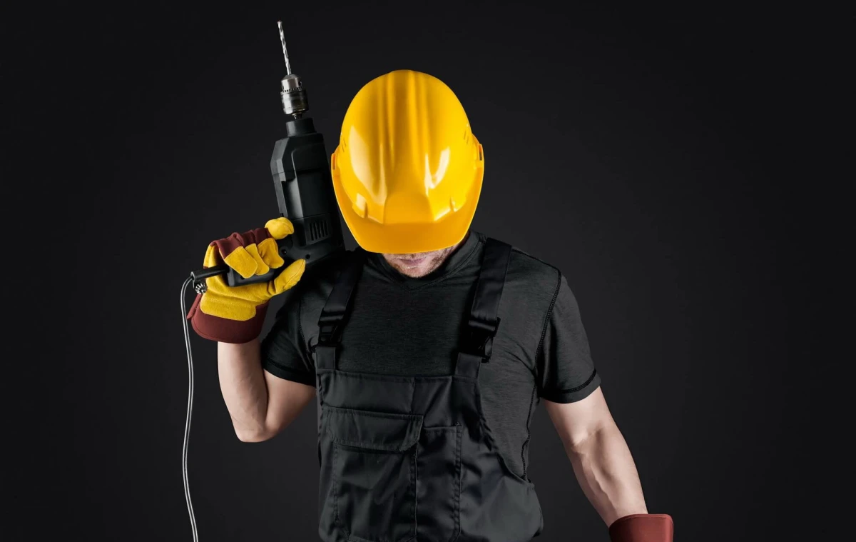 Vīrieti apsūdz par 70 000 eiro izkrāpšanu, solot remontdarbus