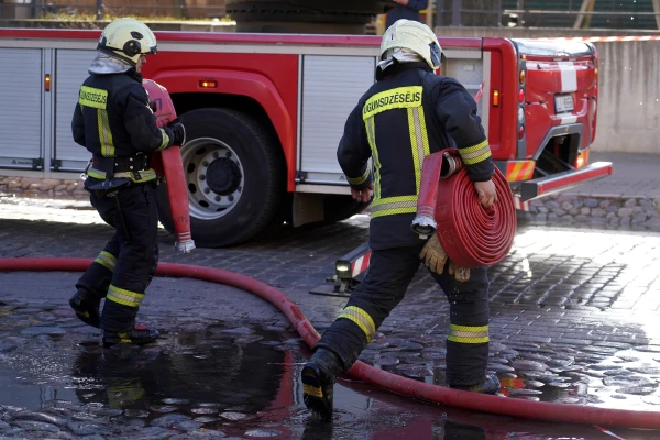 Krāslavas novadā ugunsgrēkā cietis ugunsdzēsējs