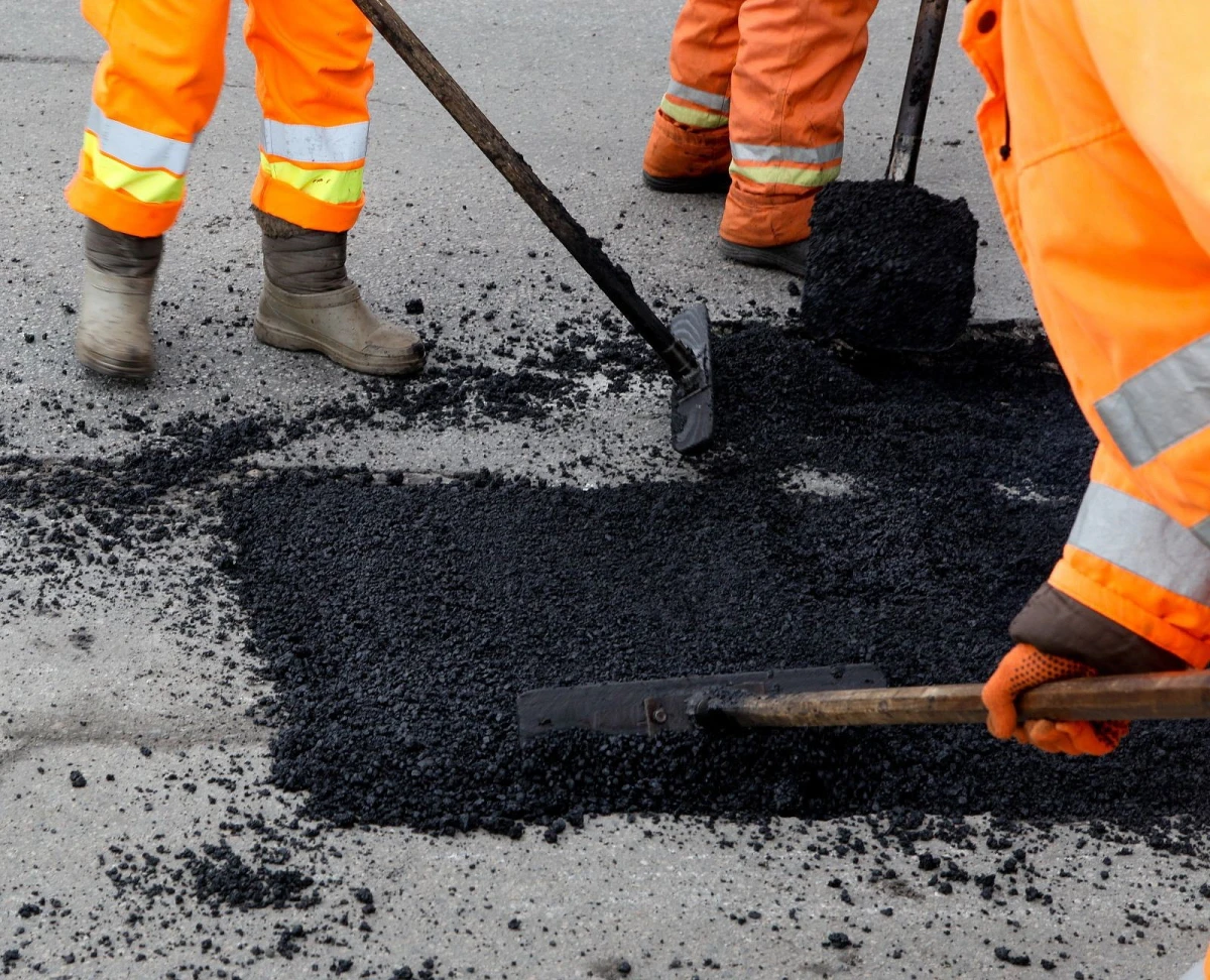 Daugavpils ielās atsākti bedrīšu remontdarbi ar karsto asfaltu