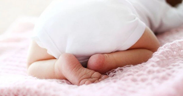 Rēzeknes novadā slimnīcā nogādā pusotru gadu vecu bērnu, kuru «pieskatījuši» vecāki pamatīgā reibumā