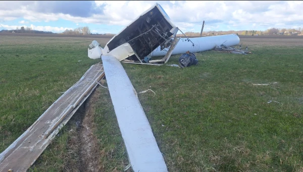 Ātrāk par vēju: тo nogāzušās vēja turbīnas jau nozagts ģenerators