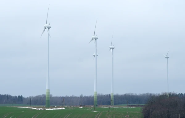 Dienvidkurzemes novadā svētdien nogāzusies vēja turbīna