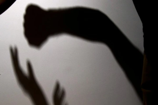 Rīgas ģimnāzijas direktors palīdz aizturēt agresīvu jaunieti