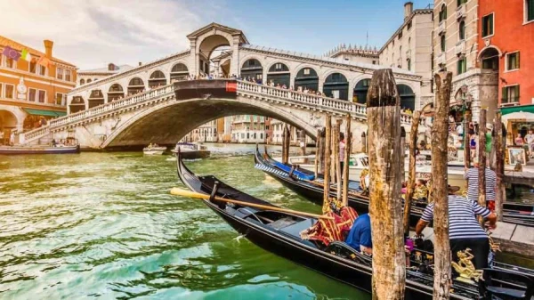 EK aptur Venēcijas biennāles finansējumu Krievijas dalības dēļ