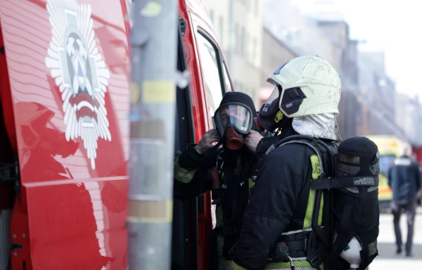 Rīgas centrā izcēlies ugunsgrēks dzīvojamā mājā