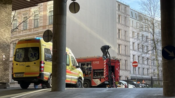 Rīgas centrā izcēlies ugunsgrēks dzīvojamā mājā