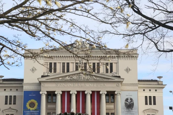 Ar privātu ziedotāju atbalstu aptuveni 180 000 eiro apmērā atjauno Nacionālās operas foajē grīdu