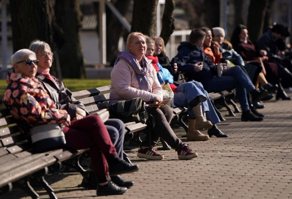 Aptauja: Tikai katra desmitā ģimene spētu tikt galā ar būtisku ienākumu kritumu nelaimes brīdī