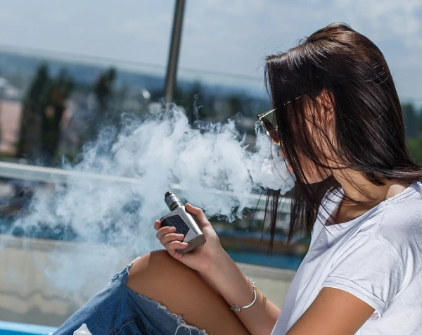 Rēzeknē jaunu sievieti tur aizdomās par elektronisko smēķēšanas ierīču izplatīšanu nepilngadīgajiem